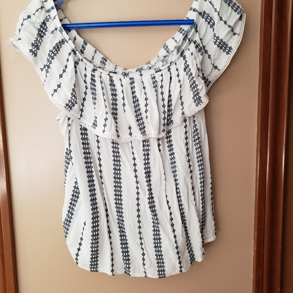 American Eagle Outfitters Tops - NWOT! off-shoulder American Eagle crop top. medium